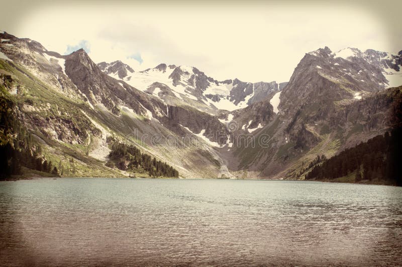 Lac fantastique de montagne en parc national photographie stock libre de droits Lac fantastique de montagne en parc national photographie stock libre de droits