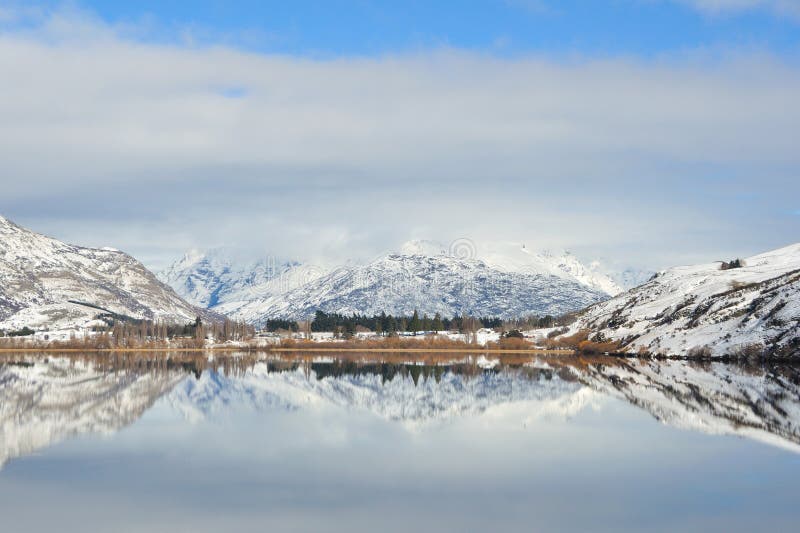 Lac Hayes avec des réflexions de montagne de neige image stock Lac Hayes avec des réflexions de montagne de neige image stock