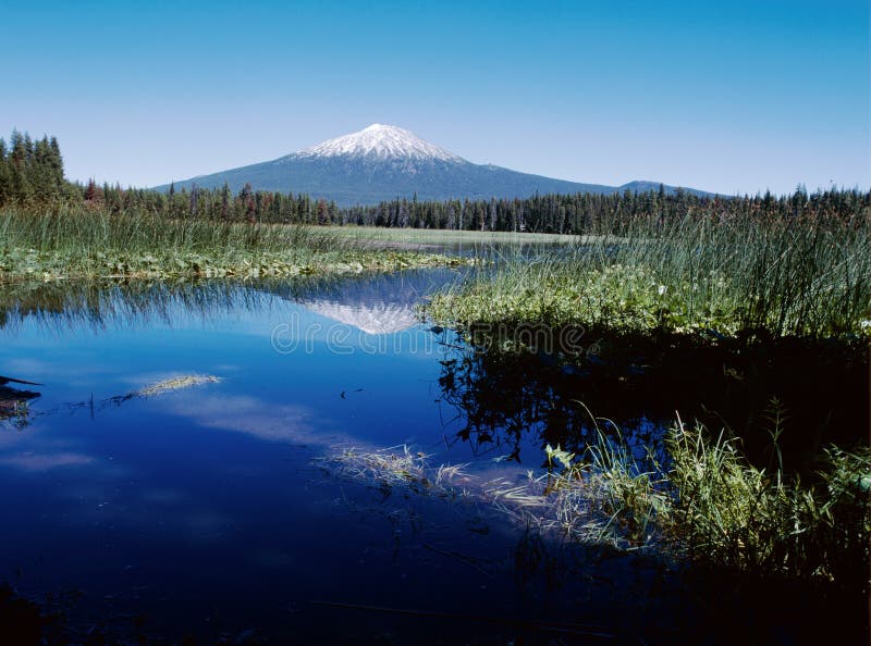 Lac Hosmer en cascades de l'Orégon avec le célibataire de support photographie stock libre de droits Lac Hosmer en cascades de l'Orégon avec le célibataire de support photographie stock libre de droits