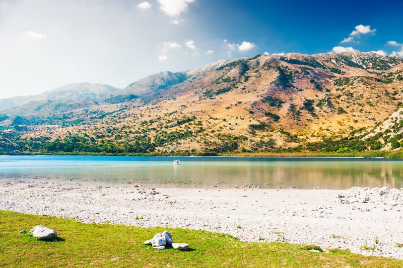 Lac Kournas sur l'île de Crète, Grèce images libres de droits Lac Kournas sur l'île de Crète, Grèce images libres de droits