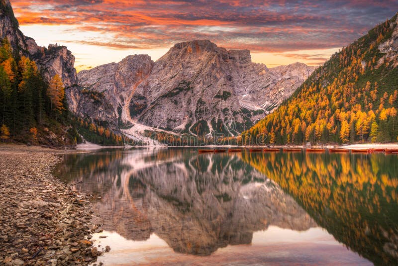 Lac lago di braies pic et les dolomites seekofel sunrise. L'Italie
