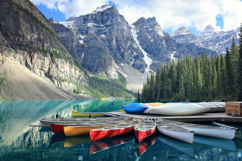 Lac moraine dans Rocky Mountains, Alberta, Canada