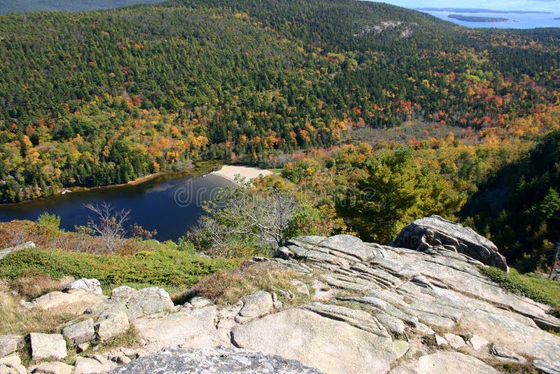 Lac mountain au Maine - donnez sur photo stock Lac mountain au Maine - donnez sur photo stock
