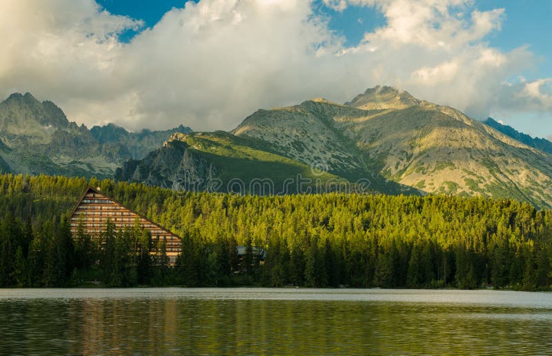 Lac mountain en parc national haut Tatra, Slovaquie images stock Lac mountain en parc national haut Tatra, Slovaquie images stock