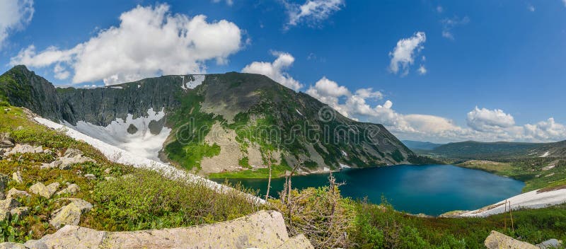 Lac mountain en Sibérie photographie stock Lac mountain en Sibérie photographie stock