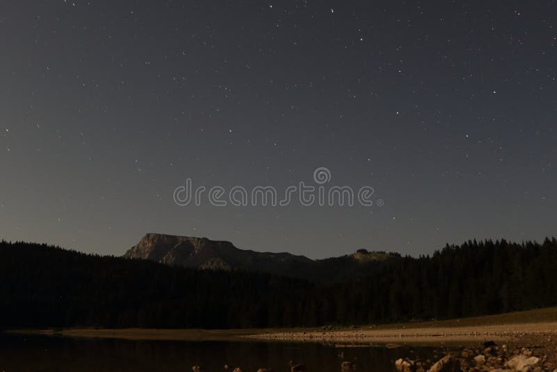 Lac noir avec des débuts image stock Lac noir avec des débuts image stock