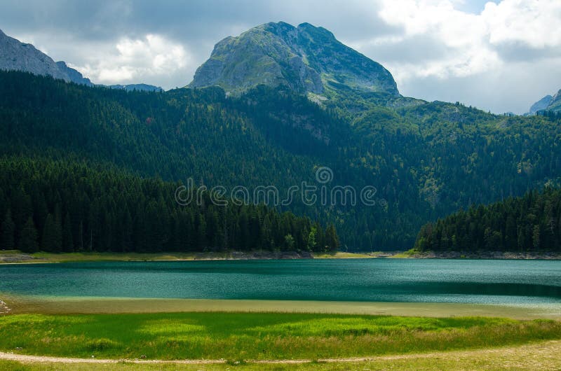 Lac noir, roche Bobotov Kuk, parc national de Durmitor, Monténégro photographie stock libre de droits Lac noir, roche Bobotov Kuk, parc national de Durmitor, Monténégro photographie stock libre de droits