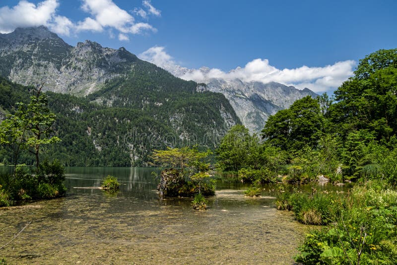 Lac obersee derrière le salet du massif watzmann au parc national berchtesgaden bavarie allemagne europe