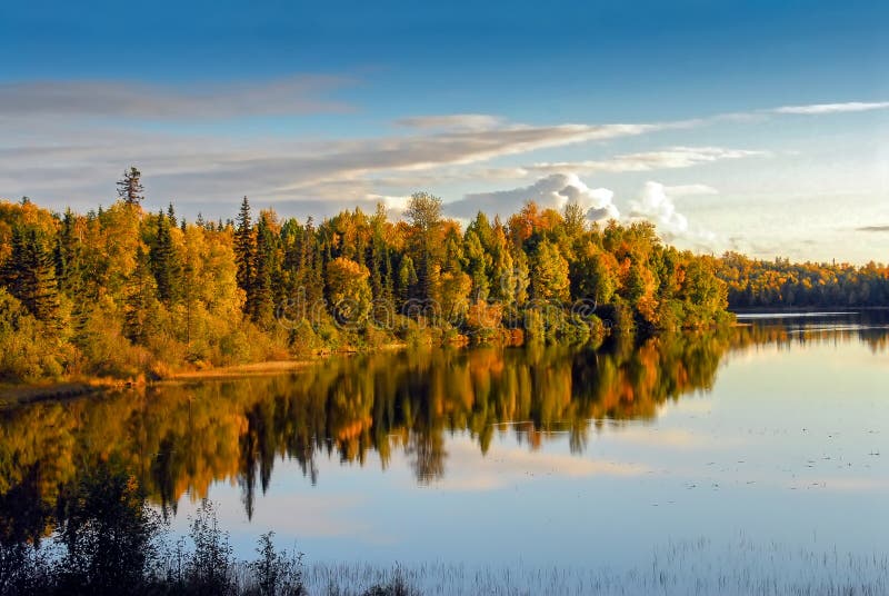 Lac orageux Alaska en automne photographie stock libre de droits Lac orageux Alaska en automne photographie stock libre de droits