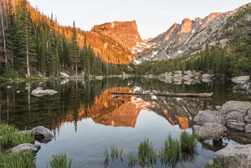 Lac rêveur Alpenglow photographie stock libre de droits Lac rêveur Alpenglow photographie stock libre de droits