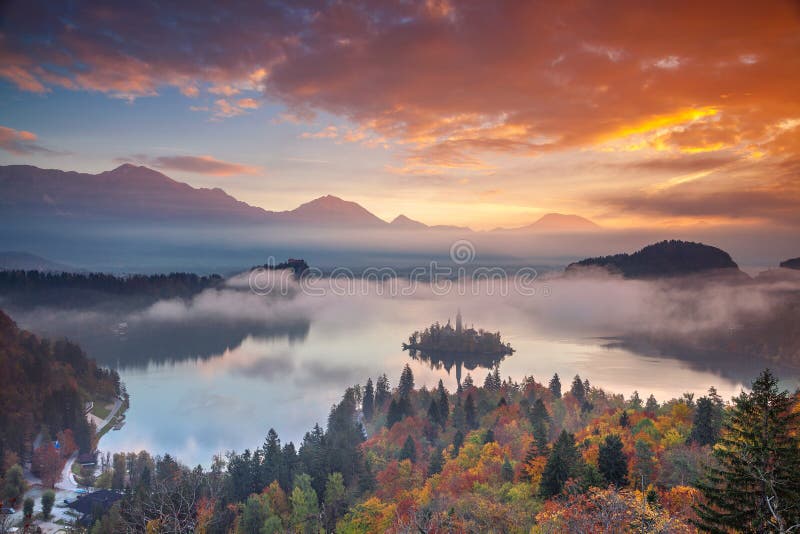 Lac saigné en automne image stock Lac saigné en automne image stock