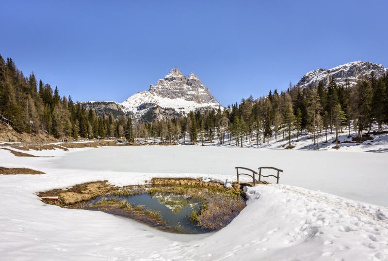 Lac scénique Atorno avec la crête de Tre Cime di Lavaredo en hiver ital Lago d “Atorno, dolomites, Italie photographie stock Lac scénique Atorno avec la crête de Tre Cime di Lavaredo en hiver ital Lago d “Atorno, dolomites, Italie photographie stock
