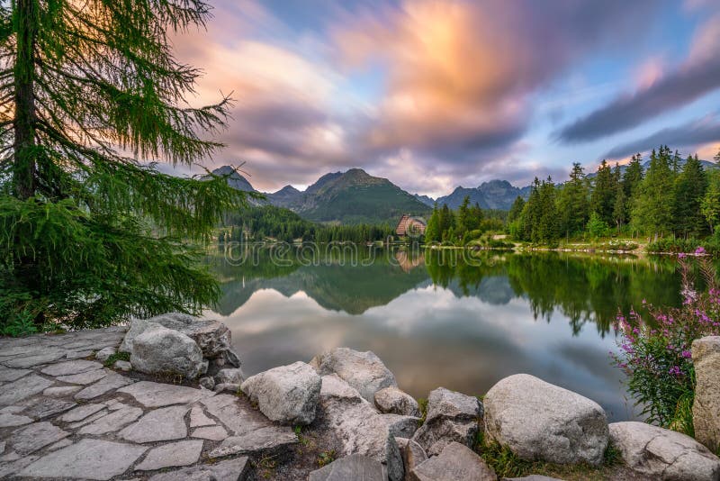 Lac Strbske Pleso mountain en parc national haut Tatra, Slovaki images stock Lac Strbske Pleso mountain en parc national haut Tatra, Slovaki images stock