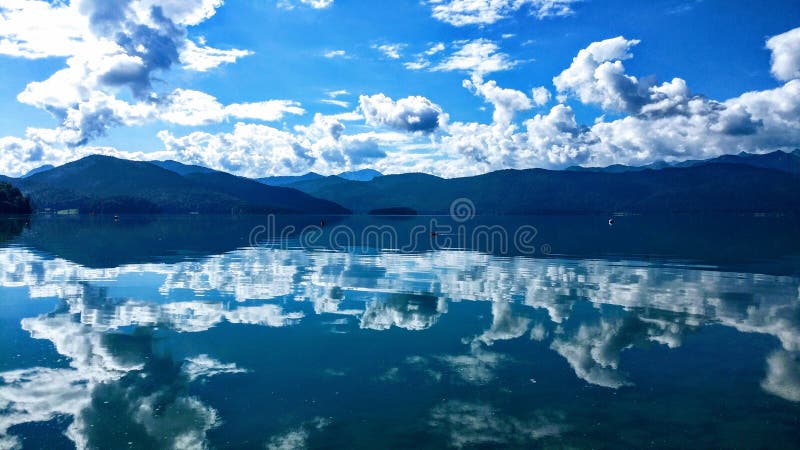 Lac Sur Un Ciel Bleu Soleil Avec Quelques Nuages Se Reflète Dans Le Lac ...