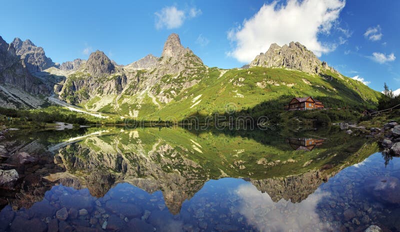 Lac vert en montagne de Tatra, Slovaquie photo libre de droits Lac vert en montagne de Tatra, Slovaquie photo libre de droits