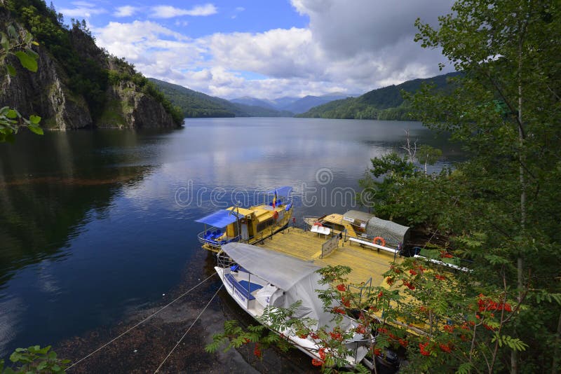 Lac Vidraru sur le barrage en montagnes carpathiennes, Roumanie image libre de droits Lac Vidraru sur le barrage en montagnes carpathiennes, Roumanie image libre de droits