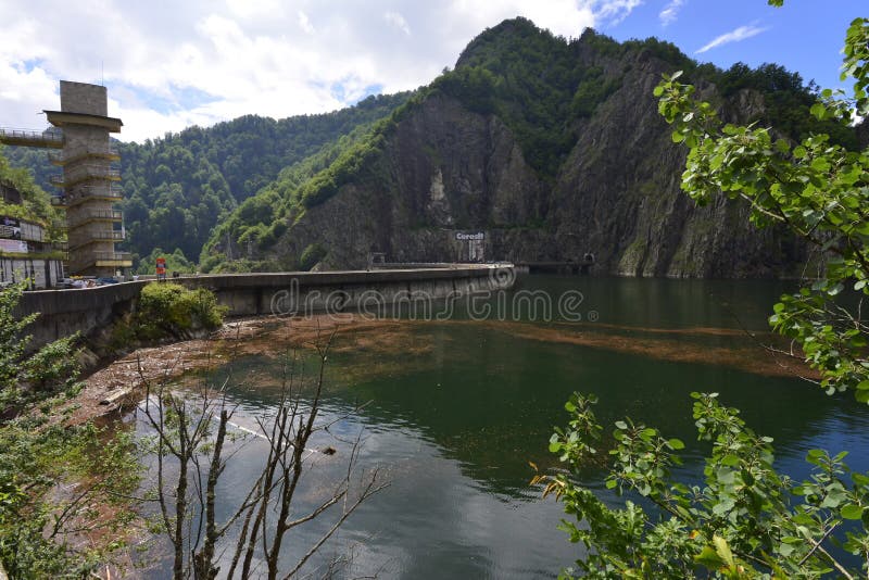 Lac Vidraru sur le barrage en montagnes carpathiennes, Roumanie images stock Lac Vidraru sur le barrage en montagnes carpathiennes, Roumanie images stock