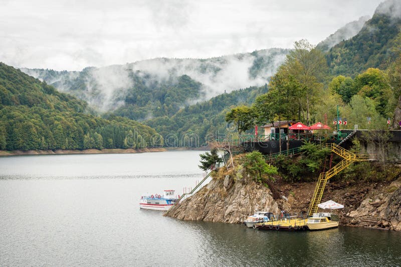 Lac Vidraru sur le barrage en montagnes carpathiennes, Roumanie image libre de droits Lac Vidraru sur le barrage en montagnes carpathiennes, Roumanie image libre de droits