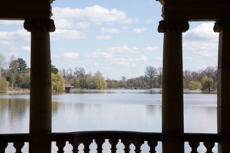 Lac vu entre les colonnes silhoutted photos libres de droits Lac vu entre les colonnes silhoutted photos libres de droits