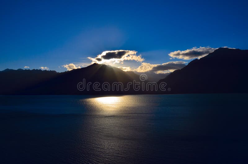 Download Lac Wanaka image stock. Image du neuf, rayons, côté, silhouette - 76083831