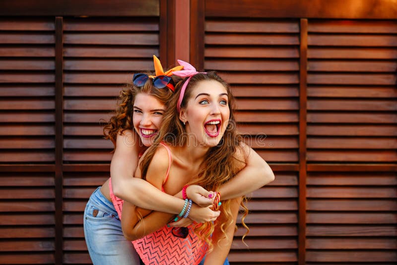Lachen der besten Freunde doppelpol stockbild Lachen der besten Freunde doppelpol stockbild