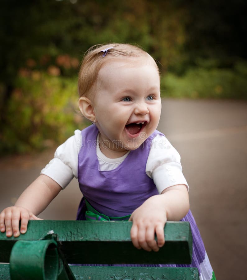Lachen des glücklichen kleinen Babys stockfotografie