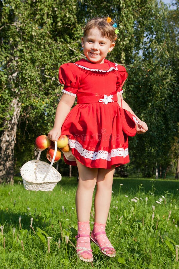 Lachend meisje die werpen op redapples royalty-vrije stock afbeelding Lachend meisje die werpen op redapples royalty-vrije stock afbeelding