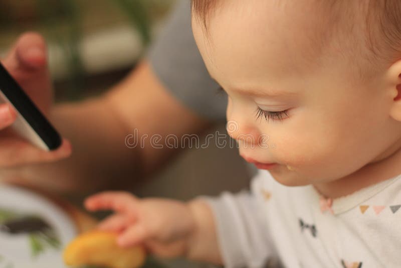 lachendes Baby im mom& x27; s-Arme stockfotografie lachendes Baby im mom& x27; s-Arme stockfotografie