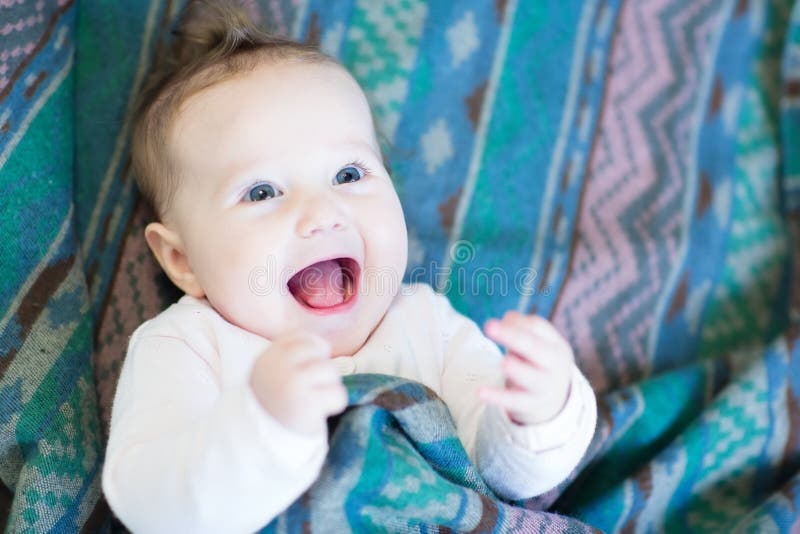 Lachendes glückliches Baby unter einer warmen Decke stockfotos Lachendes glückliches Baby unter einer warmen Decke stockfotos