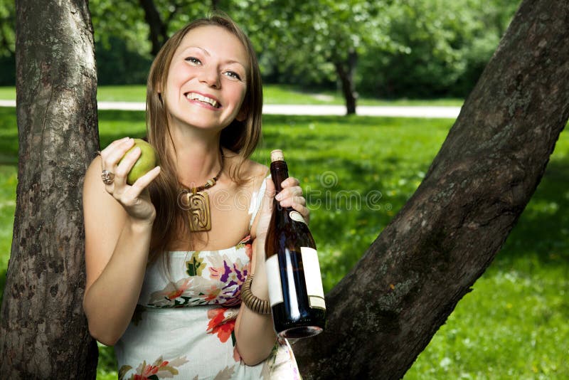 Lachendes Mädchen mit einer Birne und einem Wein lizenzfreies stockfoto Lachendes Mädchen mit einer Birne und einem Wein lizenzfreies stockfoto
