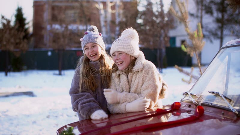 Lachende Teenager Sitzen Im Bett Und Schauen Sich Lustige Filme