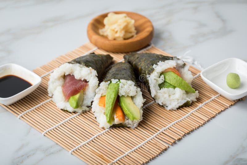 Lachs, Thunfisch Und Surimi Avocado Temaki Sushi Mit Sojasoße, Inginger ...