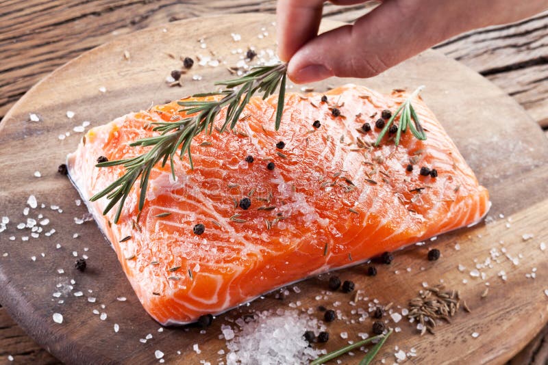 Lachsleiste auf einem hölzernen schnitzenden Brett. lizenzfreies stockbild Lachsleiste auf einem hölzernen schnitzenden Brett. lizenzfreies stockbild