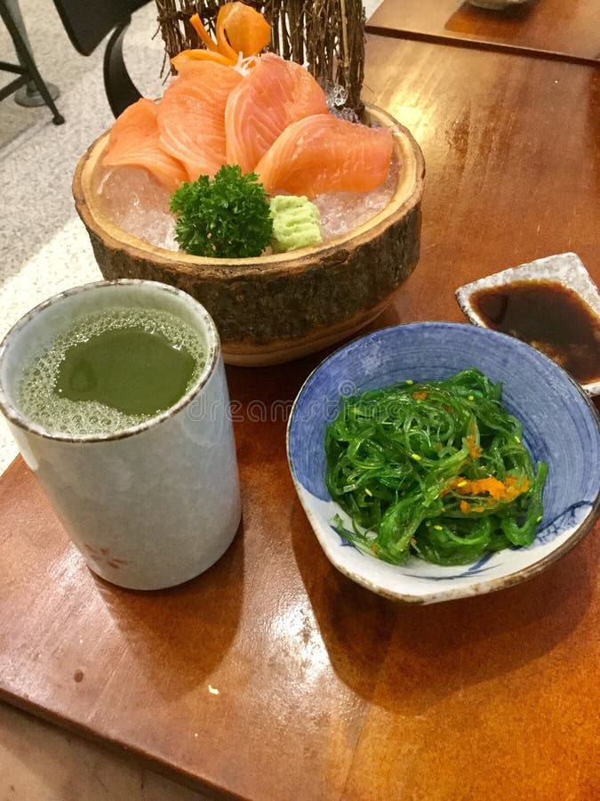 Lachssashimi auf Eis Japanische Zartheit Meerespflanzen-Salat lizenzfreie stockbilder Lachssashimi auf Eis Japanische Zartheit Meerespflanzen-Salat lizenzfreie stockbilder