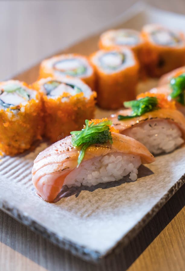 Japanische Lebensmittelart Lachs-maki Sushi Stockfoto - Bild von japan ...