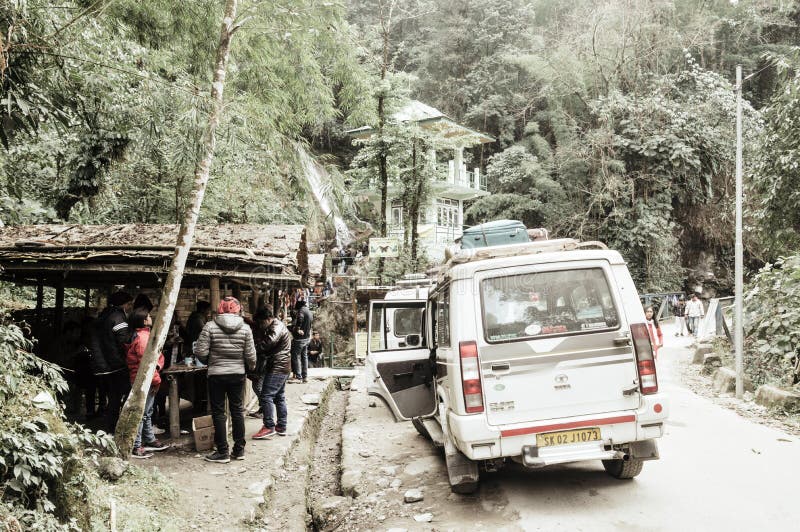 Lachung, Sikkim, Gangtok, India, eerste, Januari 2019: Toeristenmensen die een halt nemen dichtbij Vlinderwatervallen of Zeven Zu stock afbeelding Lachung, Sikkim, Gangtok, India, eerste, Januari 2019: Toeristenmensen die een halt nemen dichtbij Vlinderwatervallen of Zeven Zu stock afbeelding