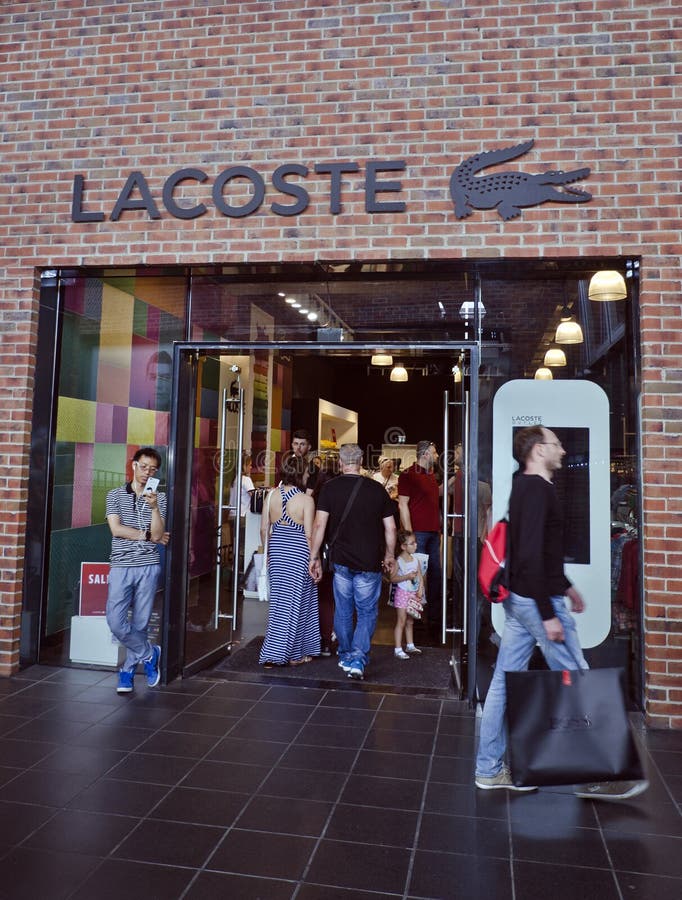 Fjernelse gøre det muligt for mærke Lacoste store editorial photography. Image of label - 136184062