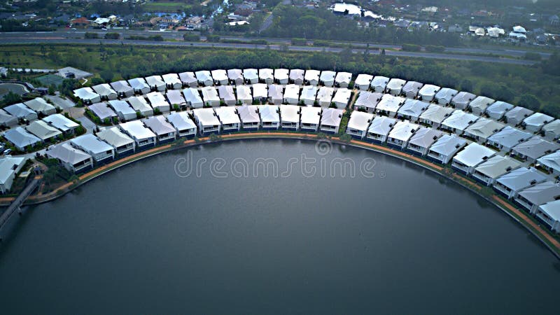 Lacs verts la Gold Coast housing estate étroit de sort donnant sur le grand centre commercial images stock Lacs verts la Gold Coast housing estate étroit de sort donnant sur le grand centre commercial images stock