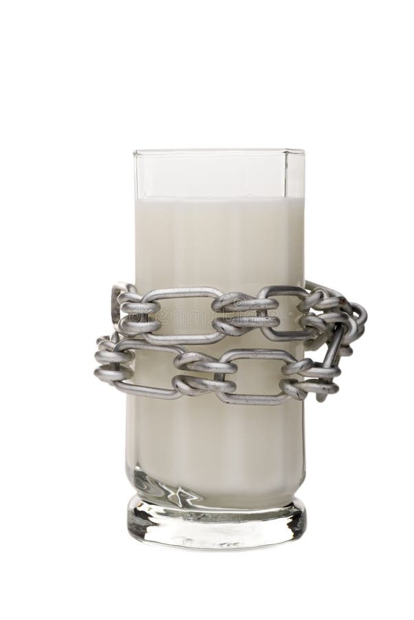 Un concetto di immagine con un bicchiere di latte con una catena arounding per descrivere l'intolleranza al lattosio.