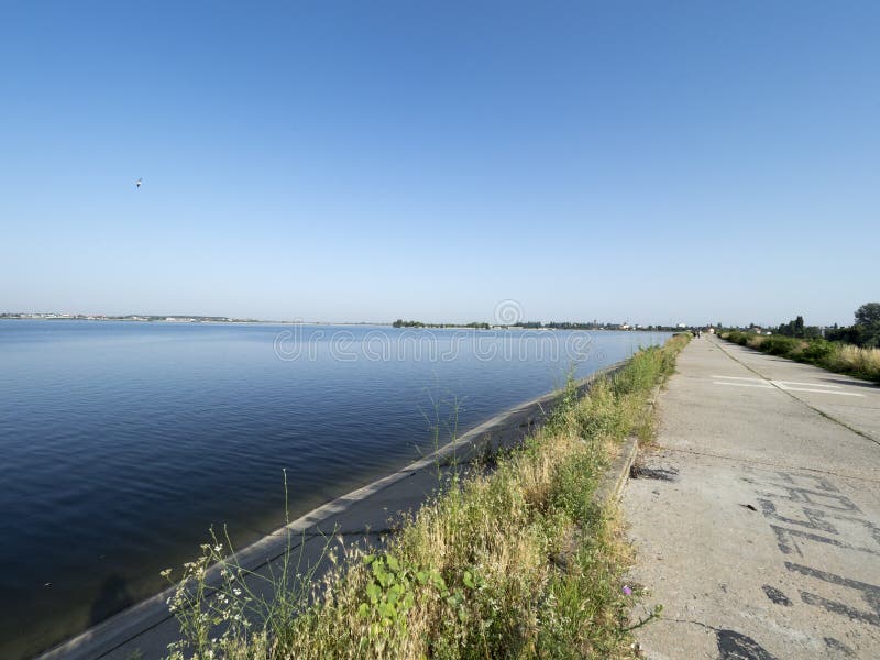 Lacul Morii, Bucharest fotografering för bildbyråer. Bild av sjö 95345013