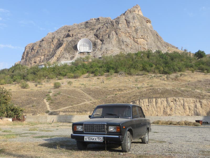 Lada 2107 на предпосылке Sulaiman горы слишком в Osh стоковое изображение Lada 2107 на предпосылке Sulaiman горы слишком в Osh стоковое изображение