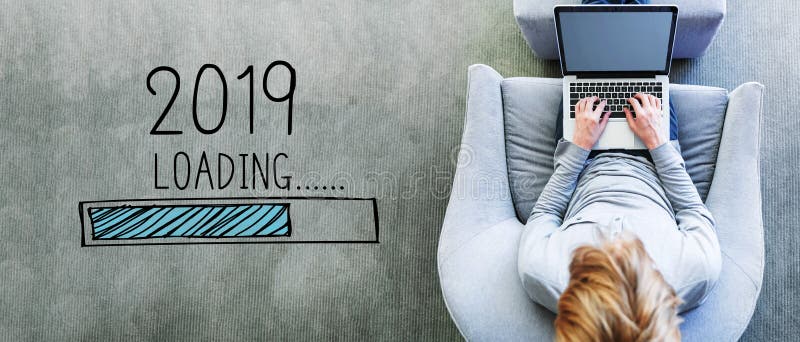 Ladda det nya året 2019 med mannen som använder en bärbar dator arkivbilder Ladda det nya året 2019 med mannen som använder en bärbar dator arkivbilder