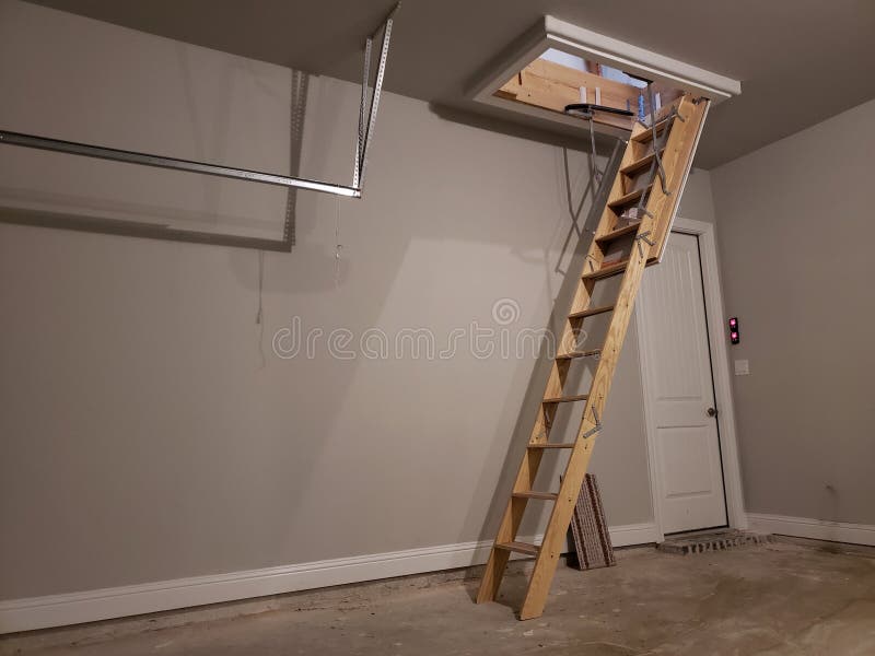 Boom Staan voor koppeling Ladder Aan Zolder in Garage Van Een Nieuw Huis Stock Foto - Image of  huisvesting, platteland: 119114252