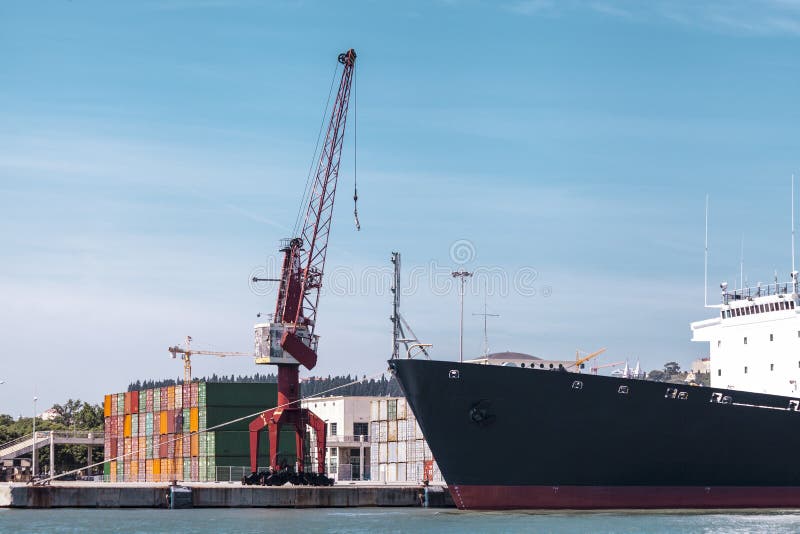 Ladingscontainers in de haven De mariene kraan heft de ladingscontainer op Invoer-uitvoervervoer, logistiekzaken, douane stock foto's Ladingscontainers in de haven De mariene kraan heft de ladingscontainer op Invoer-uitvoervervoer, logistiekzaken, douane stock foto's