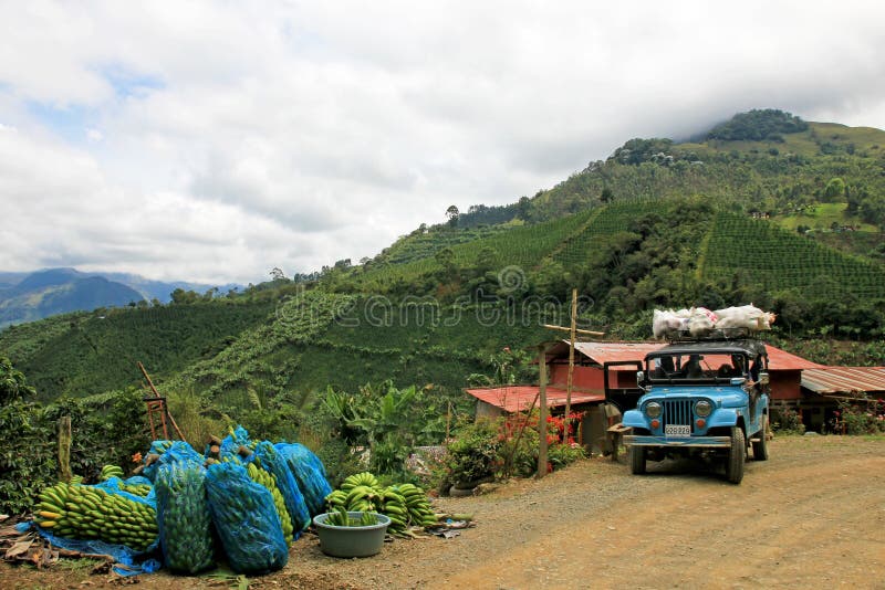 Ladingsvrachtwagen met bananen voor het vervoeren, dichtbij Gr Jardin Antioquia, Colombia royalty-vrije stock foto Ladingsvrachtwagen met bananen voor het vervoeren, dichtbij Gr Jardin Antioquia, Colombia royalty-vrije stock foto