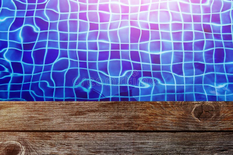 Lado com a plataforma de madeira de Empy, cor da piscina do brilho, parte superior fotografia de stock Lado com a plataforma de madeira de Empy, cor da piscina do brilho, parte superior fotografia de stock