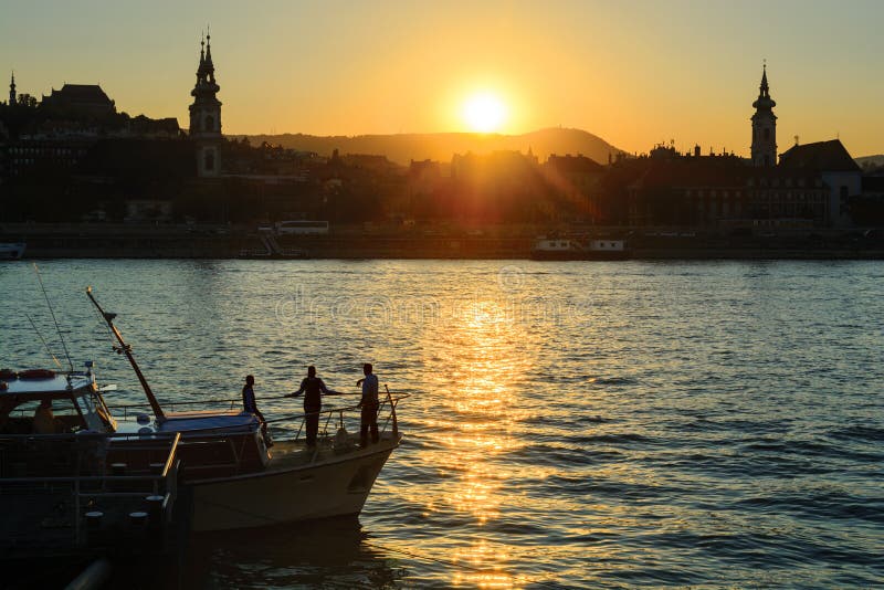 Lado de Buda de Budapest en la puesta del sol a través del río Danubio fotografía de archivo libre de regalías Lado de Buda de Budapest en la puesta del sol a través del río Danubio fotografía de archivo libre de regalías
