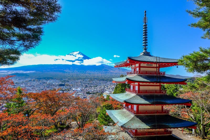 Lado de la montaña de la visión Fuji-san en la pagoda Chureito imagenes de archivo Lado de la montaña de la visión Fuji-san en la pagoda Chureito imagenes de archivo