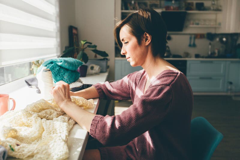 Lado de la mujer que hace punto el cordón blando para el mantel con el ganchillo Trabajo creativo del freelancer de sexo femenino imagenes de archivo Lado de la mujer que hace punto el cordón blando para el mantel con el ganchillo Trabajo creativo del freelancer de sexo femenino imagenes de archivo