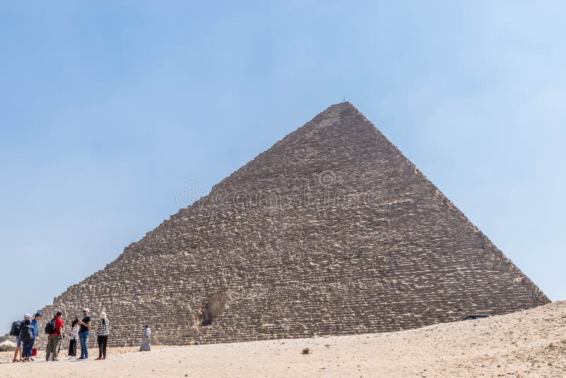 Lado de la pirámide de Cheops con la entrada principal